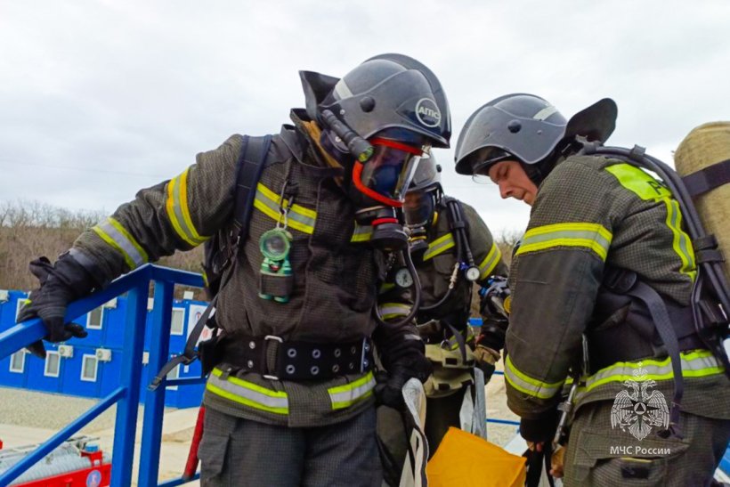  Курсанты Академии ликвидировали условный пожар в Геленджике