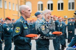 Символ чести и ответственности: курсантам вручили оранжевые береты