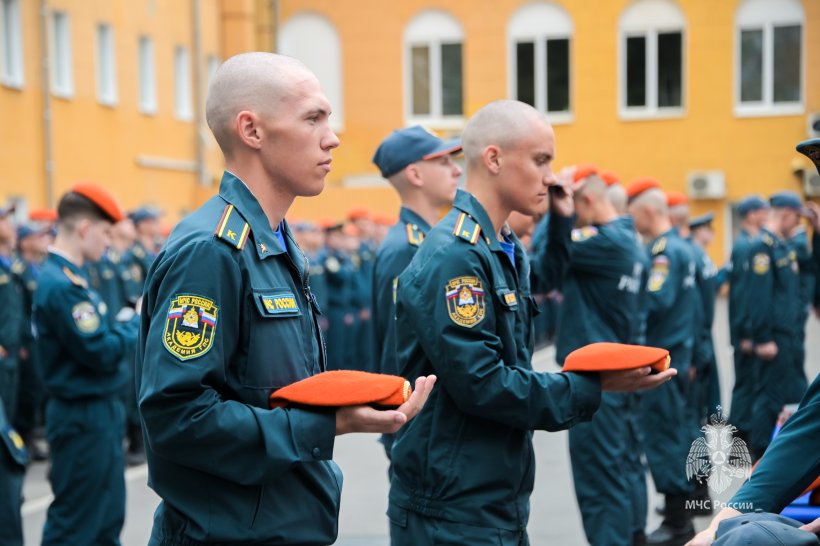 Символ чести и ответственности: курсантам вручили оранжевые береты