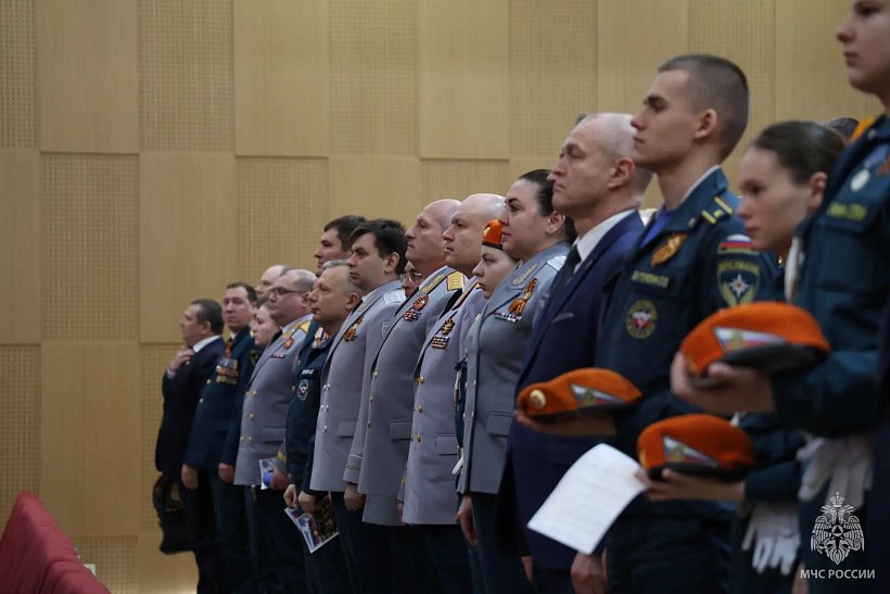 Александр Куренков вручил государственные и ведомственные награды личному составу МЧС России