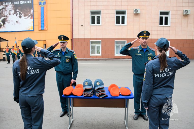 Символ чести и ответственности: курсантам вручили оранжевые береты