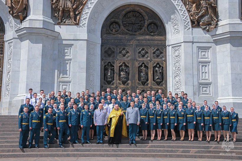 В Храме Христа Спасителя был совершён благодарственный молебен по случаю выпуска специалистов Академии