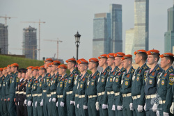 Самое большое в мире Знамя Победы развернули на Поклонной горе