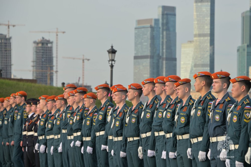 Самое большое в мире Знамя Победы развернули на Поклонной горе