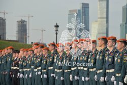 Самое большое в мире Знамя Победы развернули на Поклонной горе