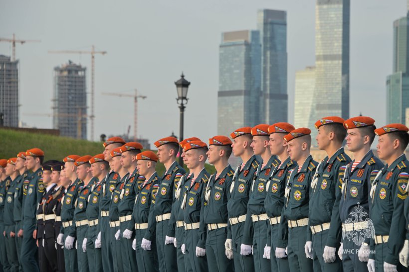 Самое большое в мире Знамя Победы развернули на Поклонной горе