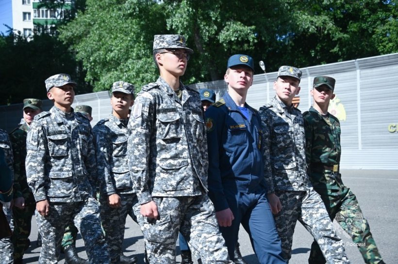 Торжественная церемония поднятия Государственного флага, посвященная Дню России