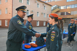 Первокурсникам вручили оранжевые береты