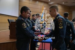 Курсантам Академии вручили удостоверения, жетоны и книжки спасателей