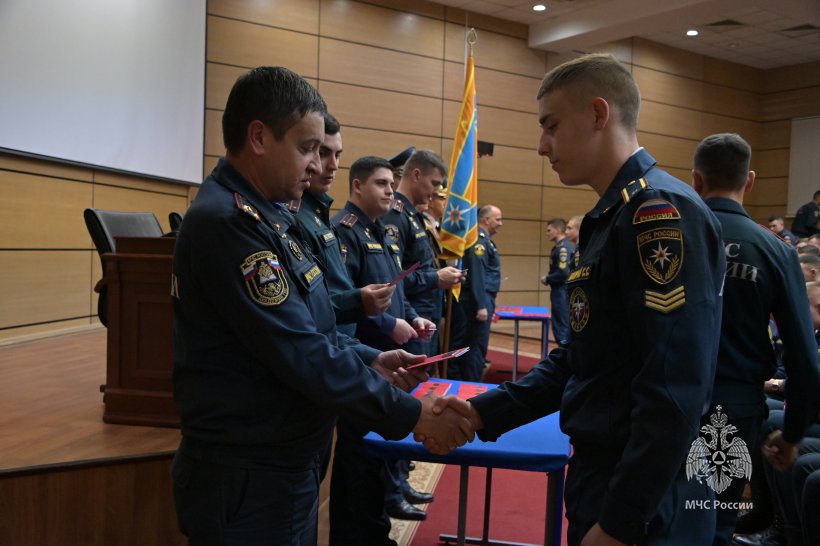 Курсантам Академии вручили удостоверения, жетоны и книжки спасателей