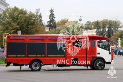 Главе МЧС России Александру Куренкову продемонстрировали новый образец пожарного автомобиля 