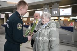 Сотрудники МЧС России и волонтеры поздравили женщин с наступающим 8 Марта
