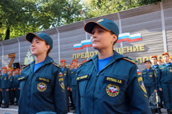 Первокурсникам вручили оранжевые береты