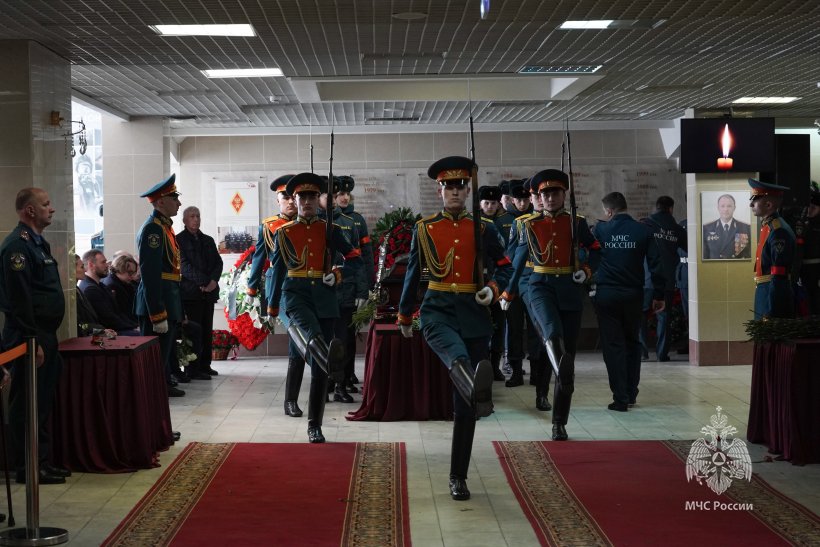 Личный состав МЧС России простился с Алексеем Федосеевым 