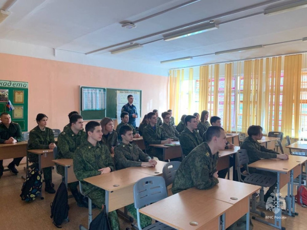 Сотрудники Академии ГПС МЧС России посетили кадетов Московских школ