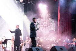 Цветы и улыбки стали главными атрибутами сегодняшнего дня 