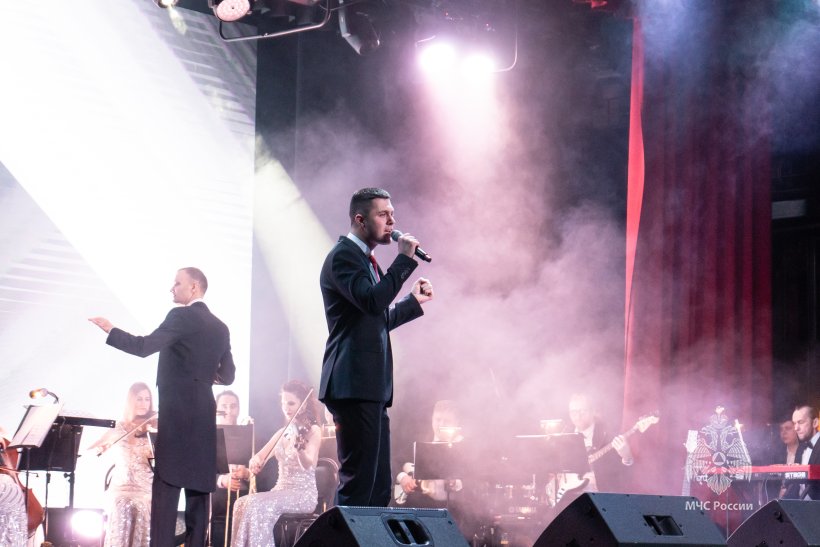 Цветы и улыбки стали главными атрибутами сегодняшнего дня 