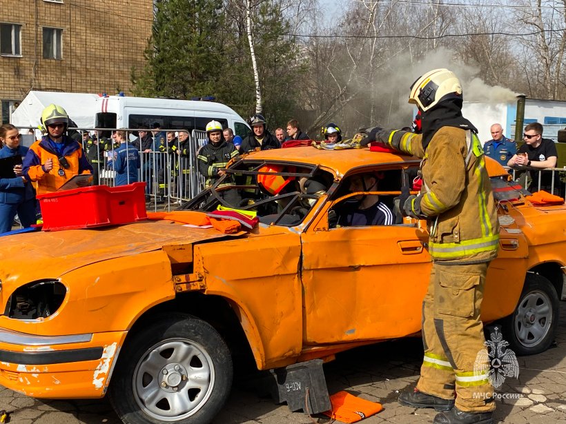 Будущие спасатели приняли участие в соревнованиях на звание «Лучшая команда МЧС России по проведению аварийно-спасательных работ» 
