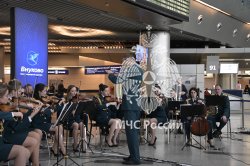 Сотрудники МЧС России и волонтеры поздравили женщин с наступающим 8 Марта