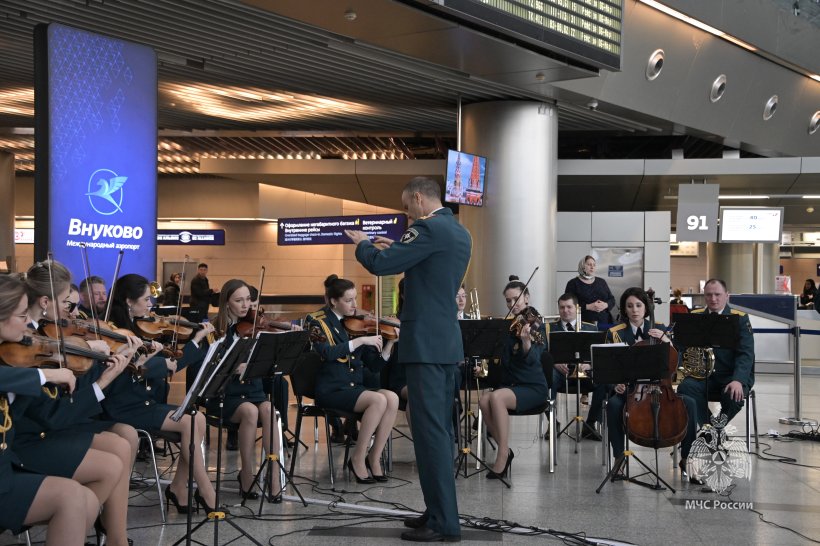 Сотрудники МЧС России и волонтеры поздравили женщин с наступающим 8 Марта