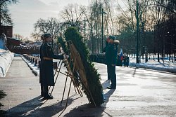 Личный состав МЧС России возложил цветы к Могиле неизвестного солдата в Александровском саду в Москве