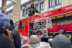 Личный состав Академии продолжает проводить открытые уроки в школах 