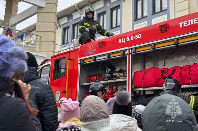 Личный состав Академии продолжает проводить открытые уроки в школах 