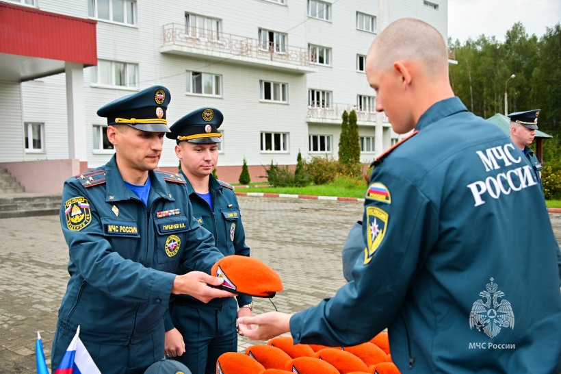 Первокурсникам Академии вручили оранжевые береты