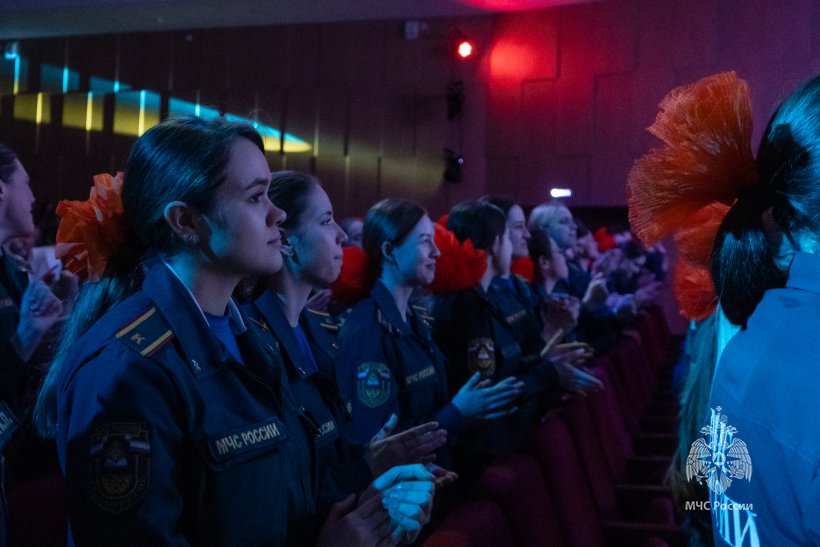 Цветы и улыбки стали главными атрибутами сегодняшнего дня 