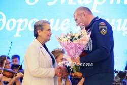 Александр Куренков наградил женщин-ветеранов МЧС России в преддверии 8 Марта