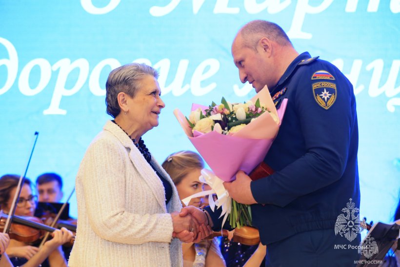 Александр Куренков наградил женщин-ветеранов МЧС России в преддверии 8 Марта