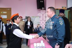 Кадетскому классу МЧС России мытищинской школы № 12 вручили знамя