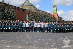 На Красной площади состоялась торжественная церемония вручения дипломов выпускникам двух вузов МЧС России