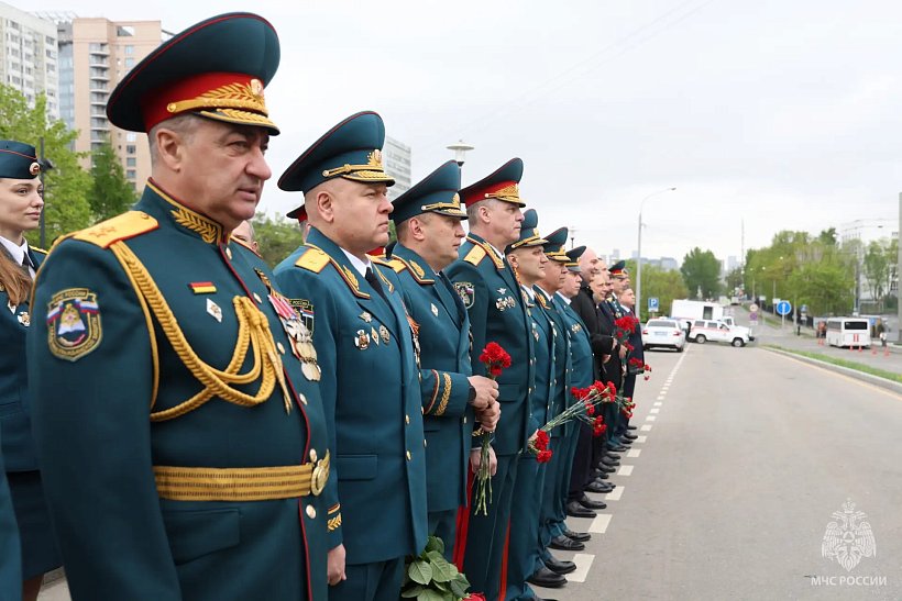 Руководство и сотрудники МЧС России отдали дань памяти воинам, погибшим в Великой Отечественной войне