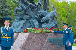 Курсанты вуза приняли участие в церемонии возложения цветов в дань памяти всем воинам Великой Отечественной войны