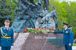 Курсанты вуза приняли участие в церемонии возложения цветов в дань памяти всем воинам Великой Отечественной войны