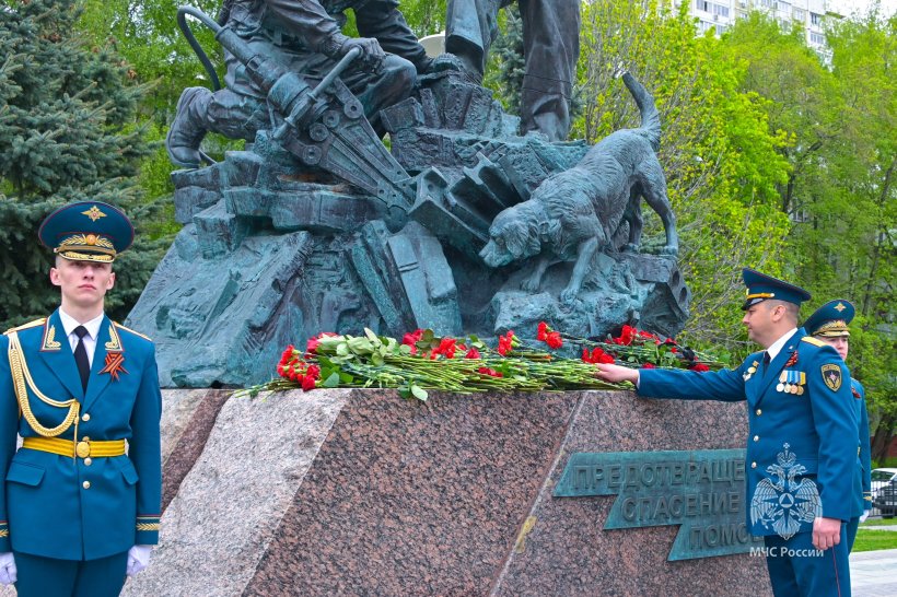 Курсанты вуза приняли участие в церемонии возложения цветов в дань памяти всем воинам Великой Отечественной войны