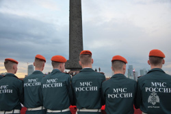 Самое большое в мире Знамя Победы развернули на Поклонной горе
