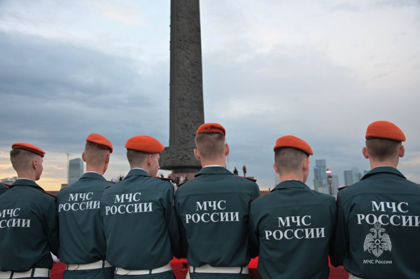 Самое большое в мире Знамя Победы развернули на Поклонной горе