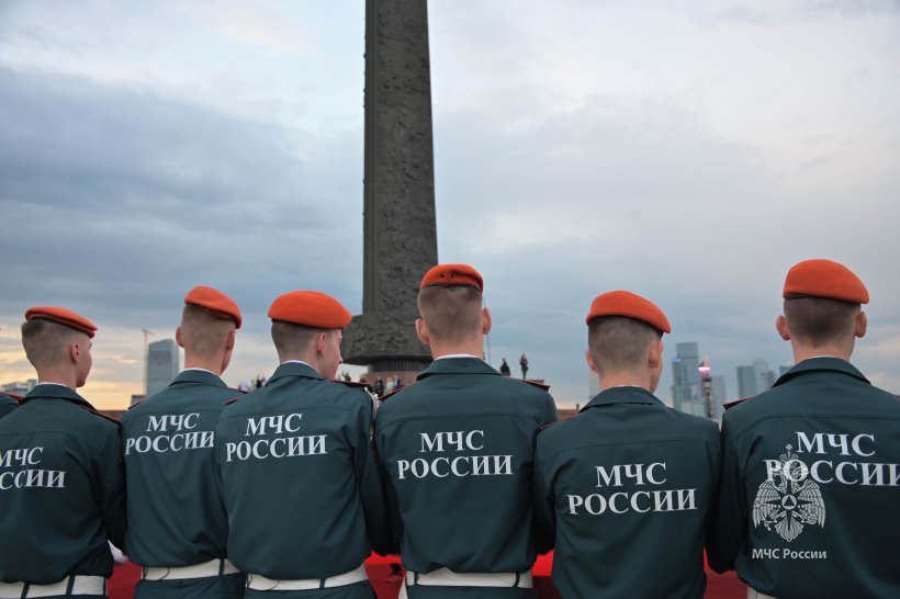 Самое большое в мире Знамя Победы развернули на Поклонной горе