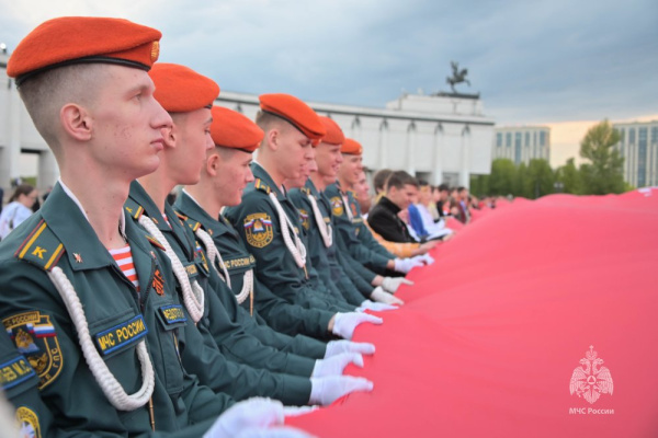 Самое большое в мире Знамя Победы развернули на Поклонной горе