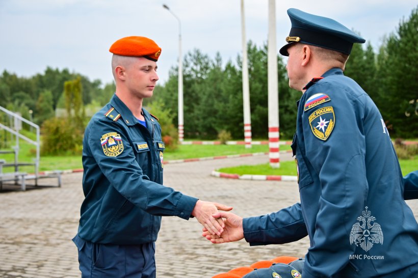 Первокурсникам Академии вручили оранжевые береты