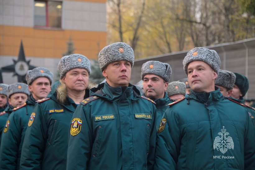 На плацу Академии состоялось построение переменного и постоянного состава