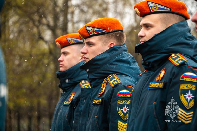 Личный состав Академии возложил цветы к Могиле Неизвестного в Александровском саду