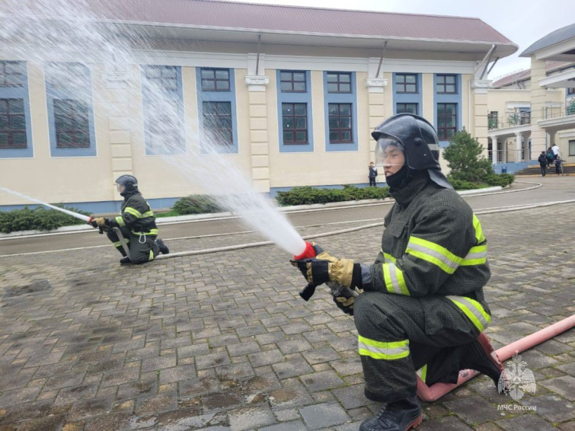 Курсанты Академии совместно с сотрудниками учебной пожарно-спасательной части вуза, расположенной в селе Дивноморское Краснодарского края, провели открытый урок.