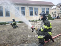 Курсанты Академии совместно с сотрудниками учебной пожарно-спасательной части вуза, расположенной в селе Дивноморское Краснодарского края, провели открытый урок.