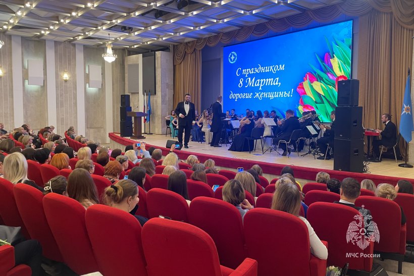 Александр Куренков наградил женщин-ветеранов МЧС России в преддверии 8 Марта