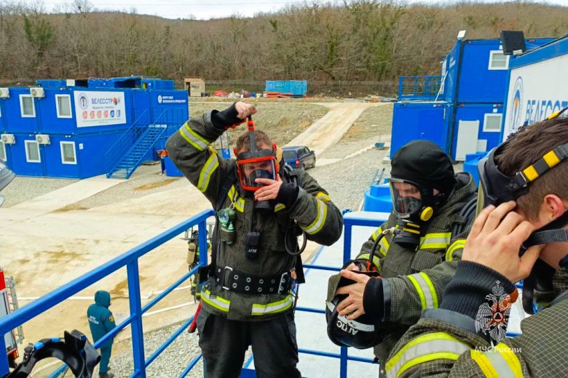  Курсанты Академии ликвидировали условный пожар в Геленджике