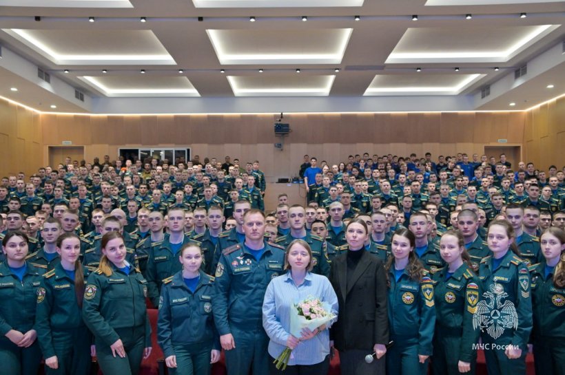 Правнучка маршала Жукова встретилась с обучающимся вузов МЧС России 