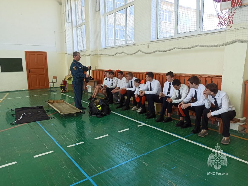 Сотрудники Академии ГПС МЧС России провели занятие с кадетами Веселевской школы